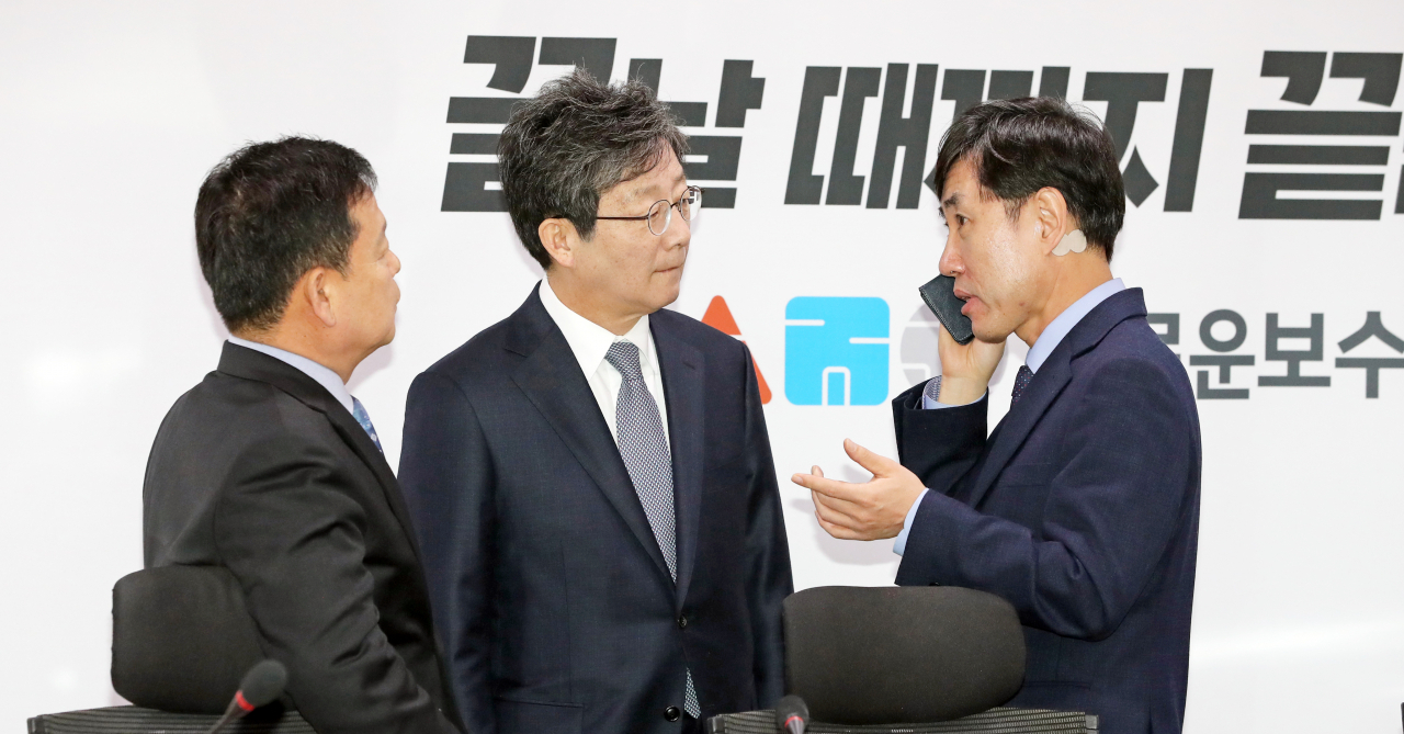 새로운보수당 하태경 책임대표(오른쪽부터)와 유승민 보수재건위원장, 정운천 정책위의장이 7일 오전 서울 여의도 국회 의원회관에서 열린 당 대표단 회의에 참석해 대화를 나누고 있다. [연합]