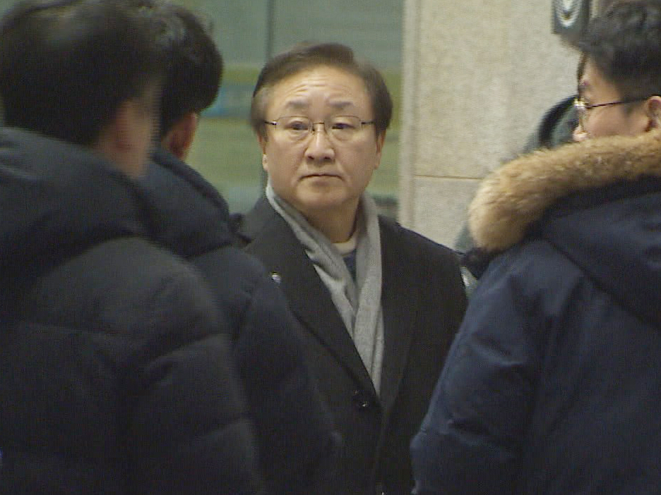 삼성물산과 제일모직 합병 직전 고의로 주가 떨어뜨린 의혹을 받는 김신 전 삼성물산 대표이사가 7일 오전 서울 서초구 서울중앙지검에 출석하고 있다. [연합]
