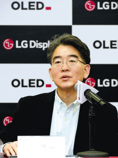 LG디스플레이 정호영 사장이 ‘CES 2020’ 개막을 앞둔 6일(현지시간), 라스베이거스 컨벤션 센터에서 취임 후 첫 기자간담회를 갖고 올해 사업 전략을 발표했다.[LG디스플레이 제공]