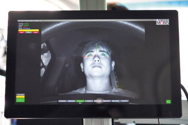 현대모비스가 전 세계에서 최초로 양산차에 적용하는 ‘첨단 운전자 상태 경고시스템’은 운전자의 이목구비와 동공의 움직임을 실측해 대형사고를 막는 전에 없던 기술이다. 시제품을 통한 본격적인 테스트는 올해 이뤄진다. 현대모비스는 2021년 현대차에서 출시하는 상용차부터 적용할 계획이다. [현대모비스 제공]
