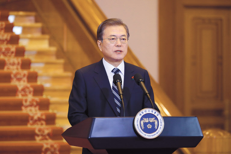 문재인 대통령이 7일 청와대에서 신년사를 발표하고 있다. 지난 두 해와 달리 올해엔 기자회견 없이 신년사를 발표했다. [연합]