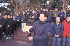 신동아건설이 4일 강원도 죽도정에서 수주기원제를 올렸다. 이인찬 대표이사가 기원문을 태우고 있다. [신동아건설 제공]