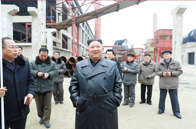 김정은 북한 국무위원장이 새해 첫 현지지도 일정으로 평안남도 순천시 순천인비료공장을 찾았다고 7일 조선중앙통신이 보도했다. [연합]