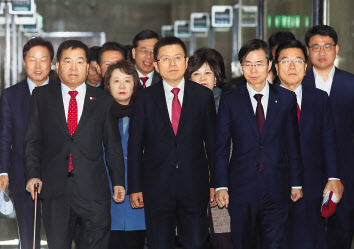 자유한국당 황교안 대표, 심재철 원내대표 등이 6일 국회에서 열린 최고위원회의에 입장하고 있다. [연합]