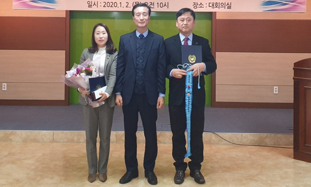 채우석 국민연금공단 사회적가치실현단 지역균형발전추진팀장(오른쪽)이 정영상 고용노동부 전주고용노동지청장(가운데)으로부터 일자리창출 유공 국무총리 표창장을 받고 기념촬영을 하고 있다. [국민연금공단 제공]