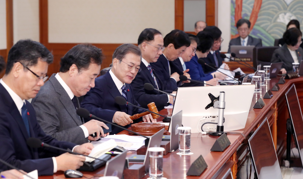 문재인 대통령이 7일 청와대에서 국무회의 시작을 알리며 의사봉을 두드리고 있다. 연합뉴스
