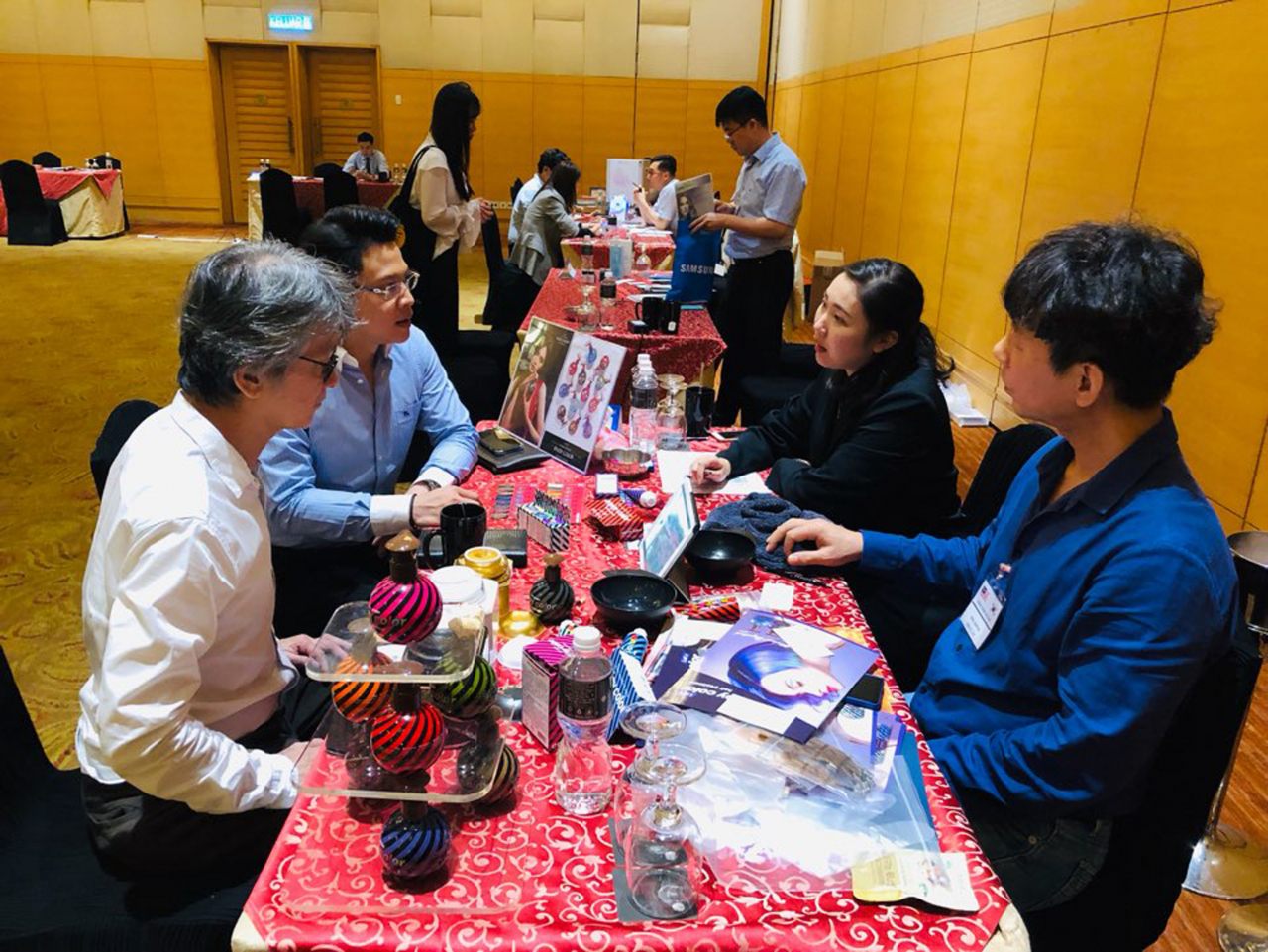 성남시는 작년에 해외시장 개척단이 말레이시아 현지바이어들과 수출 상담 중이다. [성남시 제공]