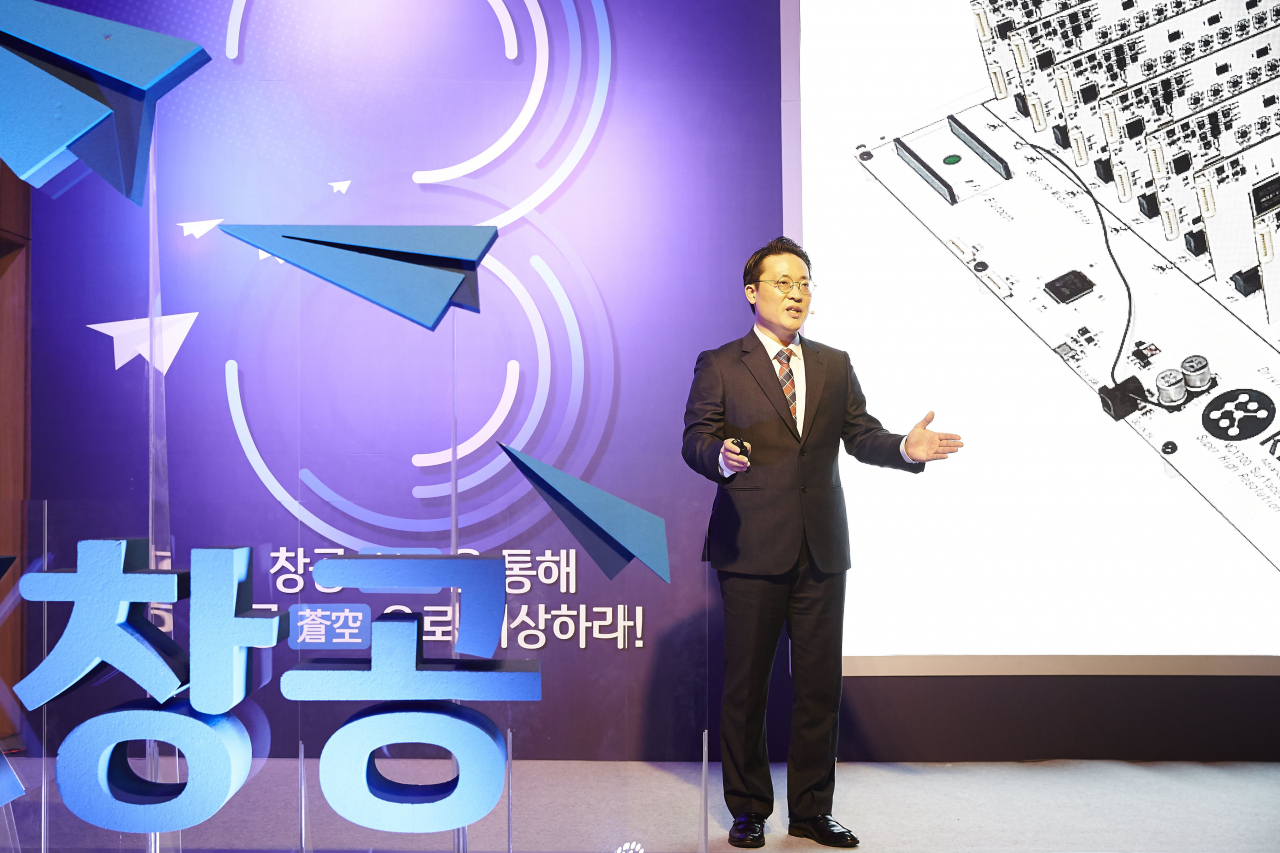 을지로 IBK파이낸스타워에서 열린 '2019 IBK창공 마포 3기 데모데이'에서 'IBK창공 마포 3기' 기업 대표가 투자유치를 위한 기업설명을 하고 있다. [연합]