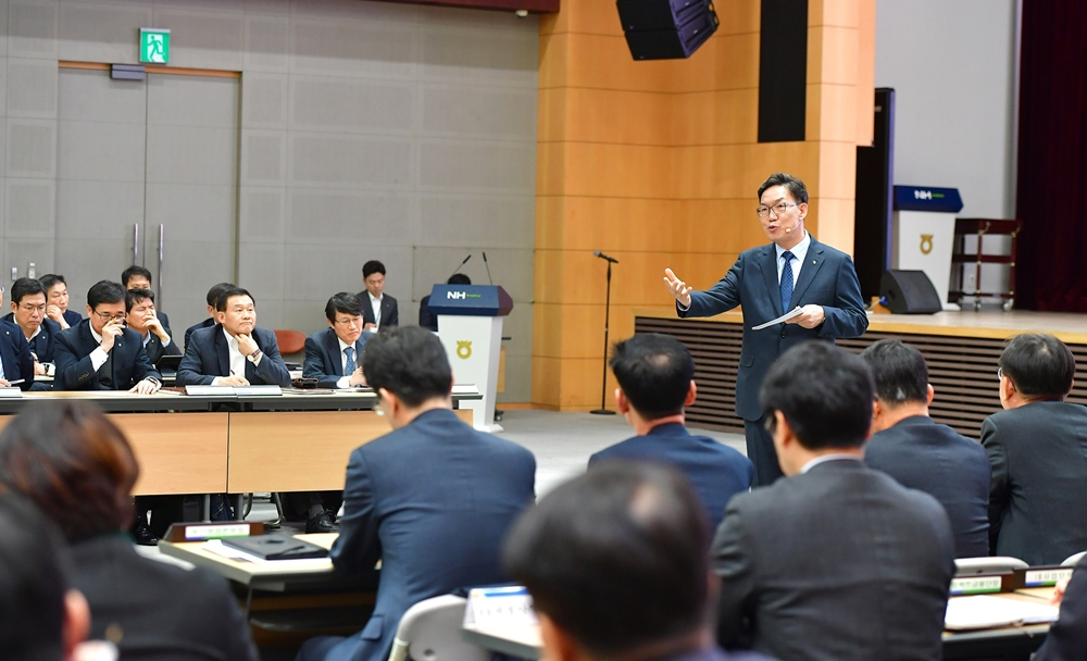 7일 농협은행 본점 대강당에서 이대훈 은행장과 임직원들이 현안사항을 논의하고 있다. [농협은행 제공]