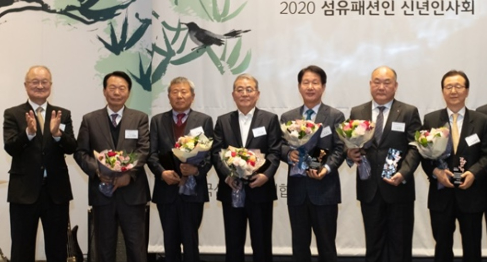 7일 서울 대치동에서 열린 ‘섬유·패션인 신년인사회’. 왼쪽부터 성기학 회장, 삼일방직 노희찬 회장, 영신물산 조창섭 회장, 화학섬유협회 김국진 회장, 섬유수출입협회 민은기 회장, KOTITI시험연구원 김정수 이사장, 영원무역 이영회 부회장. [섬산련 제공]