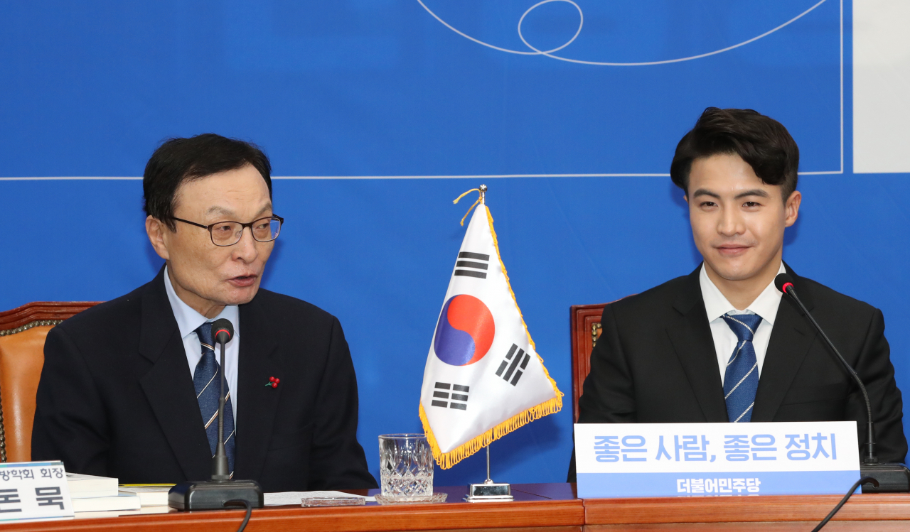 더불어민주당 이해찬 대표가 7일 오전 서울 여의도 국회에서 열린 영입행사에서 발언하고 있다. 오른쪽은 인재영입 5호인 오영환 전 소방관. [연합]