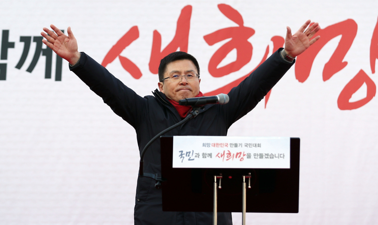 자유한국당 황교안 대표가 3일 오후 서울 종로구 세종문화회관 앞에서 열린 '희망 대한민국 만들기 국민대회'에서 인사하고 있다. [연합]
