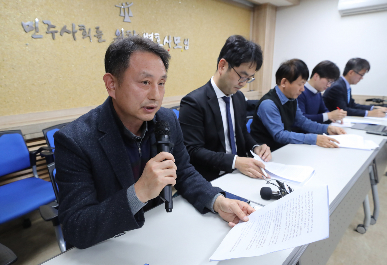 이국언 근로정신대 할머니와 함께하는 시민모임 상임대표가 6일 오후 서울 서초구 민변 대회의실에서 열린 강제동원 문제 피해자 원고 측 해결구상 발표 기자회견에서 발언하고 있다. 소송 대리인단과 지원단은 "협의체는 강제동원 문제 전체의 해결 구상을 일정 기간 내에 제안하며, 한일 양국 정부는 협의체 활동을 지원하고 협의안을 존중해야 한다"고 구상을 설명했다. [연합]