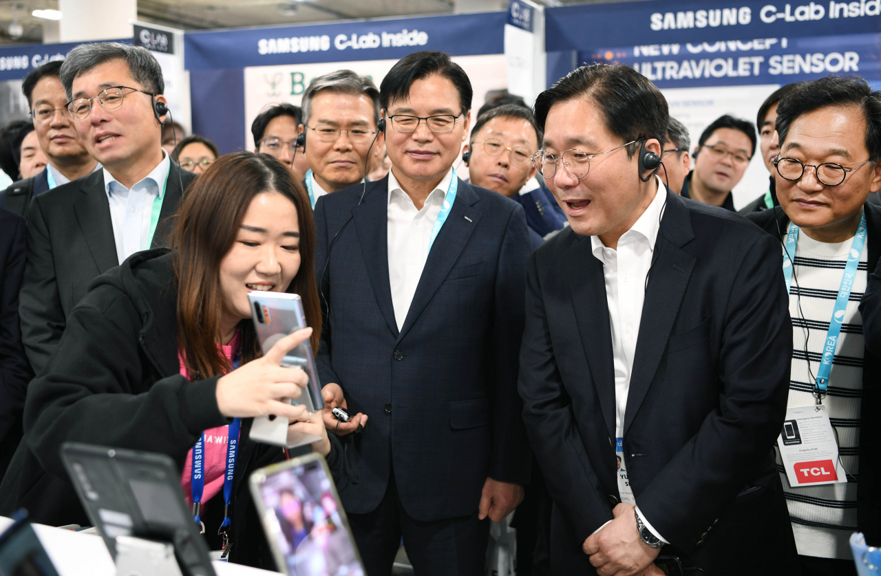 성윤모(앞줄 오른쪽 두번째) 산업통상자원부 장관이 7일(현지시간) 미국 네바다주 라스베이거스 컨벤션센터에서 열린 국제가전전시회 'CES 2020' 한국관을 둘러보고 있다. 성 장관은 CES를 참관하면서 한국산업의 혁신성장을 달성하기 위한 산업·기술 분야 정책 방향을 점검하고 구체적인 정책과제를 발굴할 계획이다.［산업통상자원부 제공］