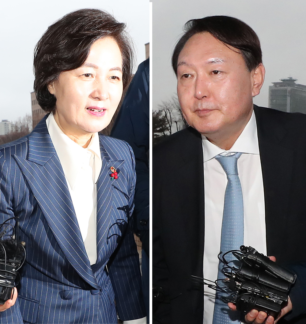 추미애 법무부 장관과 윤석열 검찰 총장이 7일 정부 과천청사 법무부에서 약 40분가량 만남을 가졌다. 외부 일정을 마친 추미애 장관이 윤 총장과의 면담을 앞두고 법무부 건물로 복귀하고 있다. 윤 검찰총장이 추미애 장관 예방을 위해 법무부 건물로 들어서고 있다. 연합뉴스
