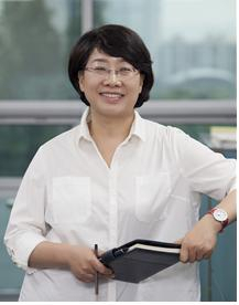 [‘행복한 라떼’를 발간한 이달희 경북도 정무실장]