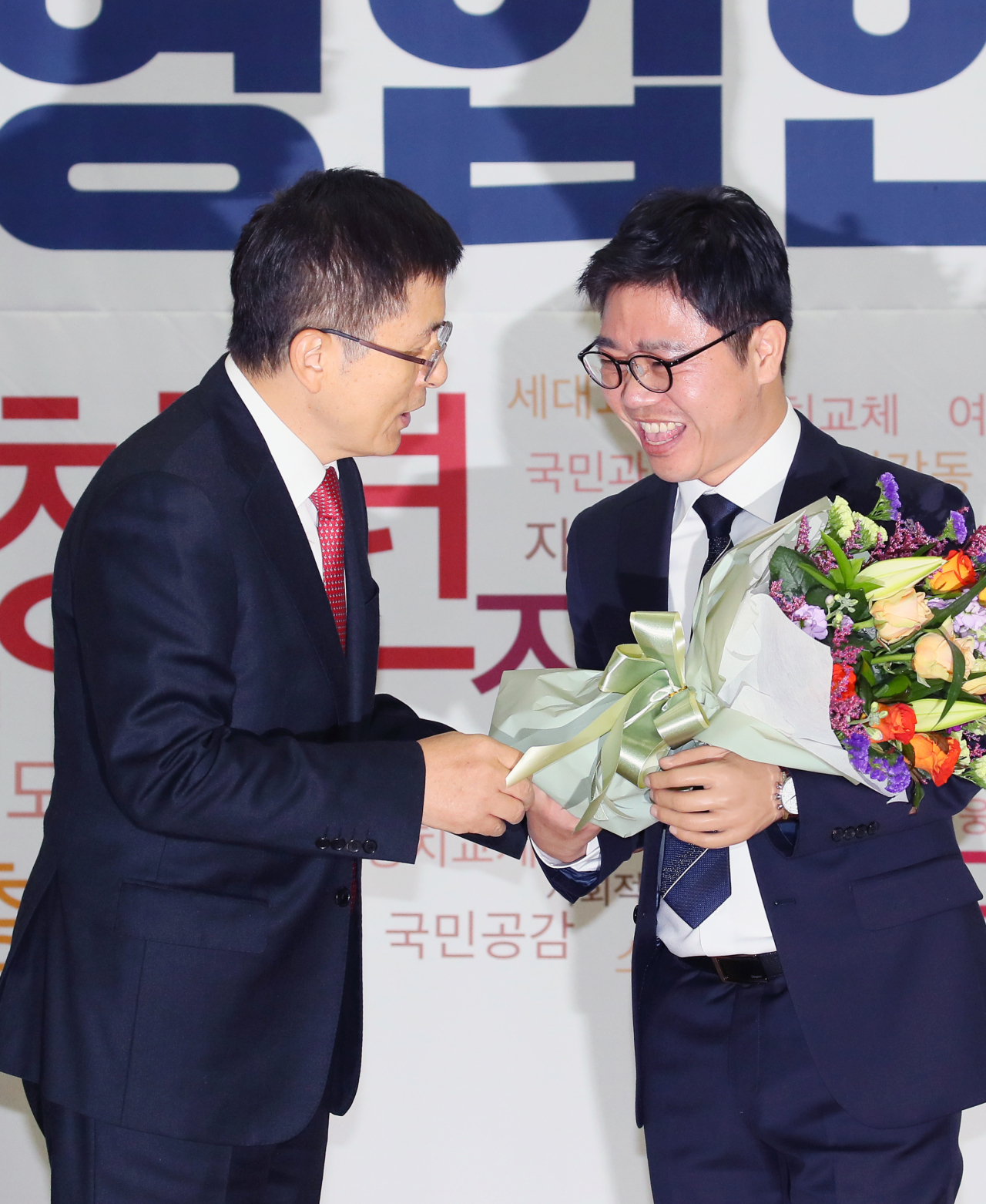 제21대 총선을 앞두고 자유한국당에 영입된 탈북민 출신 인권운동가 지성호 씨가 8일 국회 의원회관에서 열린 한국당 영입인사 환영식에서 황교안 대표와 인사하고 있다. 연합뉴스