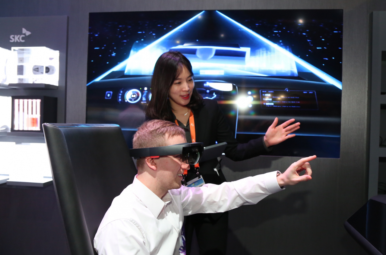 7일 미국 라스베이거스에서 개막한 세계 최대 가전쇼 'CES 2020'에서 SKC 구성원이 홀로렌즈 체험방법을 설명하는 모습. [SKC 제공]