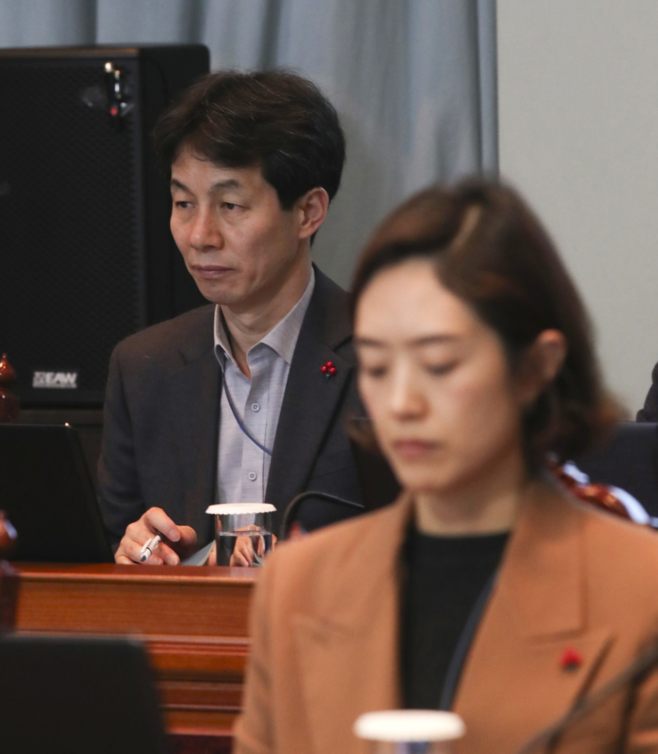 문재인 대통령이 6일 4·15 총선에 출마할 참모들을 교체하고 청와대 조직개편을 단행했다. 문 대통령의 '복심'으로 알려진 윤건영 국정기획상황실장은 4·15 총선 출마를 위해 청와대를 떠나 박영선 중소벤처기업부 장관이 불출마를 선언한 서울 구로을 지역구에 나갈 가능성이 큰 것으로 알려졌다. 사진은 지난해 12월 30일 윤건영 국정기획상황실장(뒤)과 고민정 대변인이 청와대에서 열린 수석·보좌관 회의에 참석해 있다. 연합뉴스