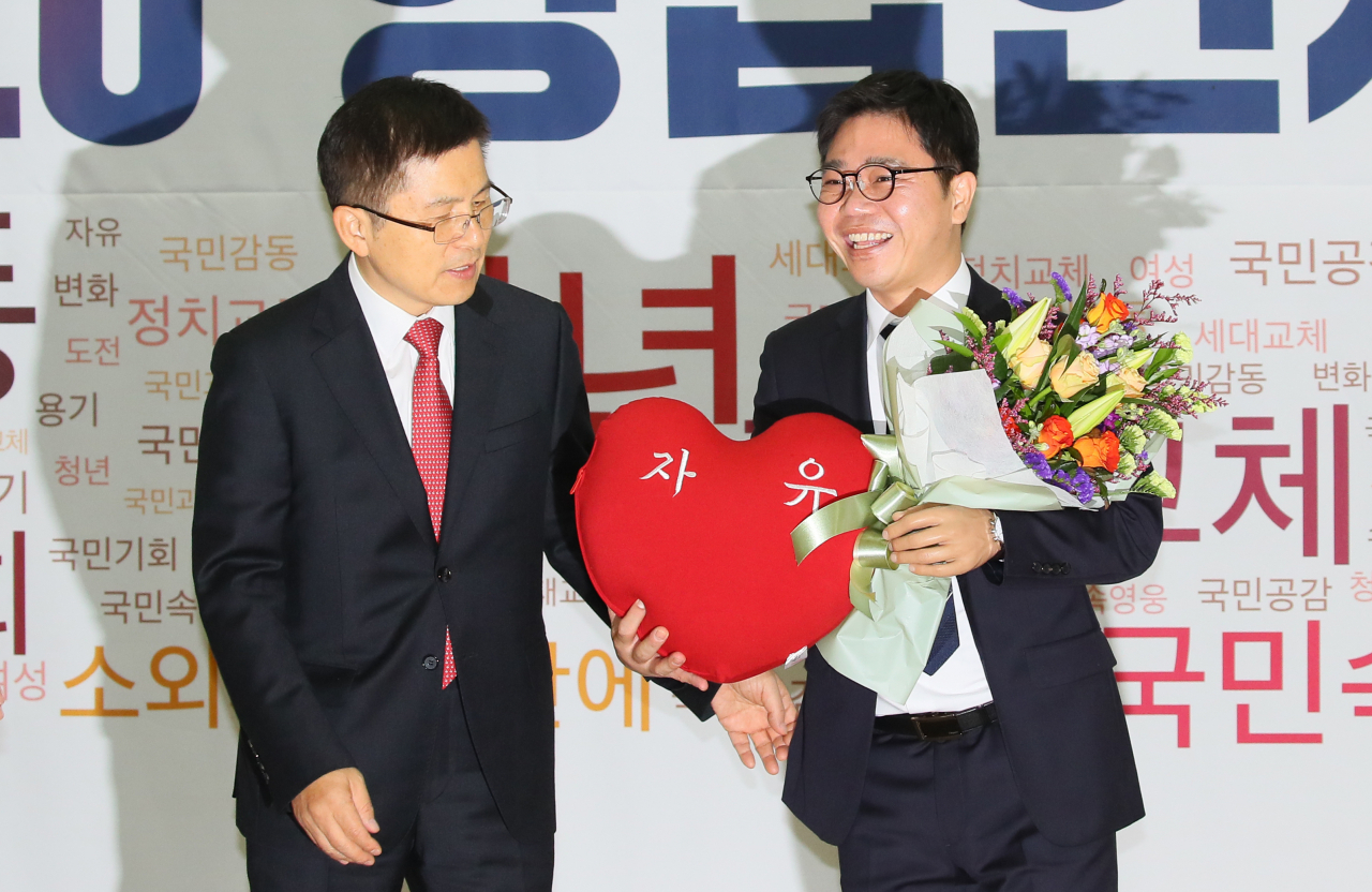 제21대 총선을 앞두고 자유한국당에 영입된 탈북민 출신 인권운동가 지성호 씨가 8일 국회 의원회관에서 열린 한국당 영입인사 환영식에서 황교안 대표에게 당을 상징하는 빨간 쿠션과 꽃다발을 건네받고 있다. 연합뉴스