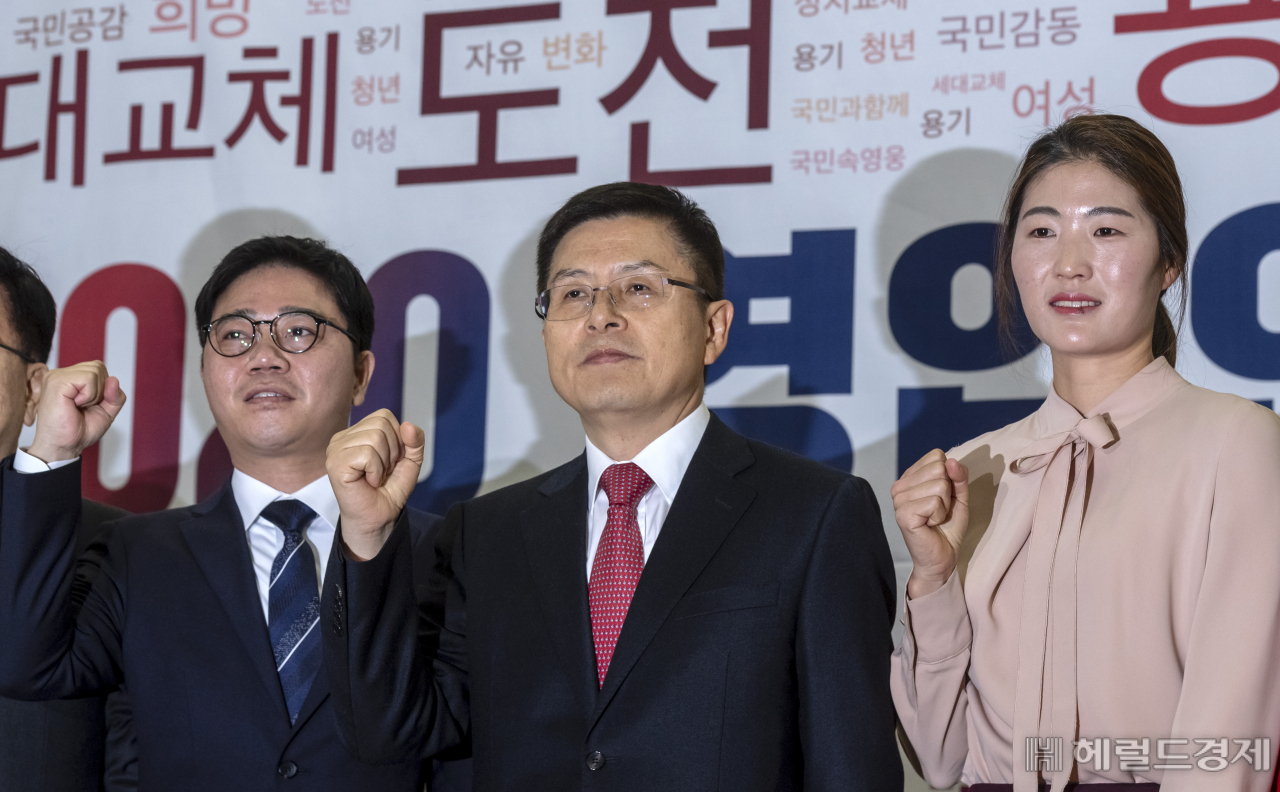 자유한국당은 8일 국회의원회관에서 4·15 총선을 앞두고 탈북자 인권운동가 지성호(39)씨와 '체육계 미투 1호'로 알려진 전 테니스 선수 김은희(29)씨를 영입하는 행사를 가졌다. 정희조 기자/checho@heraldcorp.com