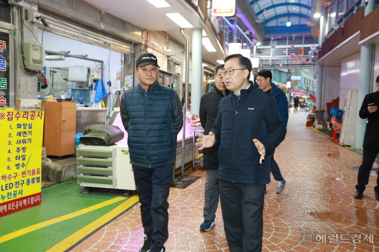 [헤럴드경제=이진용 기자]유성훈 금천구청장이 지난 7일 새해를 맞아 ‘2020년 안전중심의 건축행정 구현’을 위한 첫행보로 최근 리모델링한 은행나무시장 아케이드를 찾아 안전점검을 하고 있다. 유성훈 구청장은 이날 올해 리모델링공사를 완료한 금천구립가산도서관, 금천구립독산도서관, 참새작은도서관과 신축 건축물인 보훈회관, 은행나무시장 아케이드를 대상으로 안전점검을 실시했다. 유구청장은 안전점검 현장에서 관계부서 담당자들에게 공공건축물의 품질개선과 구민들의 안전한 삶을 위해 ‘건축감독제’, ‘공공디자인 다변화’, ‘공공조달의 제안공모방식 시행’ 등 공공건축 개선방안 마련을 지시했다. jycafe@heraldcorp.com