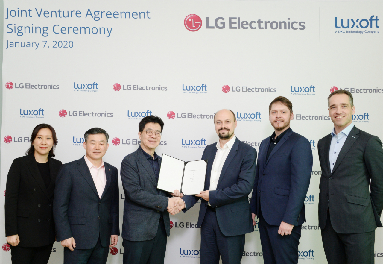 LG전자와 글로벌 소프트웨어 기업 룩소프트(Luxoft)가 7일(현지시간) 미국 라스베이거스에서 조인트벤처 설립을 위한 협약식을 맺었다. LG전자 CTO 박일평 사장(왼쪽에서 세번째)과 룩소프트 미하일 비코브(Mikhail Bykov, 왼쪽에서 네번째) 오토모티브 솔루션즈 부사장이 협약을 맺고 악수하고 있다. [LG전자 제공]