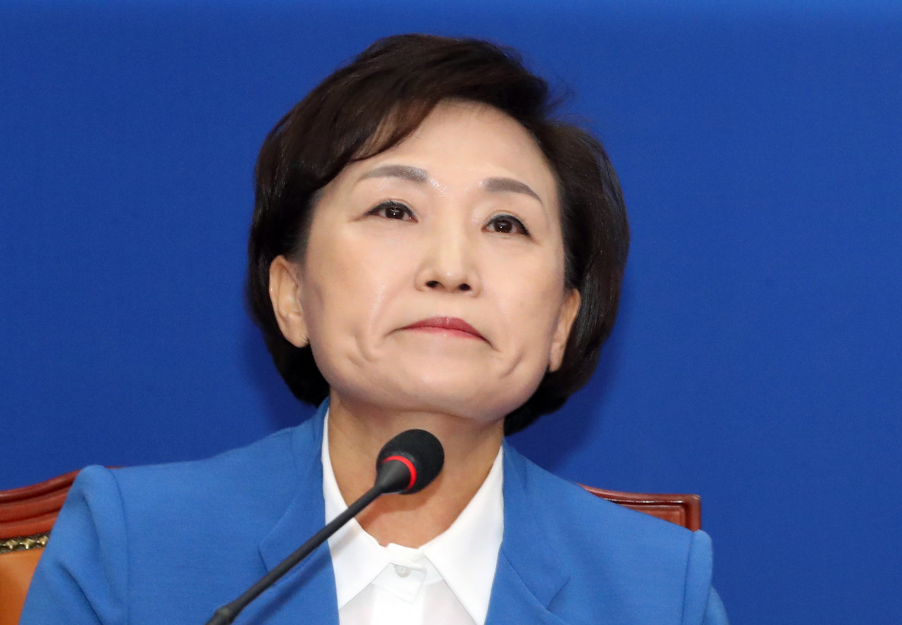 김현미 국토교통부 장관이 3일 오전 서울 여의도 국회 더불어민주당 당대표회의실에서 4·15 총선 불출마 선언을 하며 감정을 추스르고 있다. [연합뉴스]