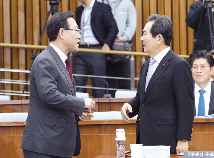 정세균 국무총리 후보자(오른쪽)가 8일 오전 국회에서 열린 국무총리 임명동의안 심사를 위한 인사청문회에서 자유한국당 주호영 의원과 자료제출 관련 대화를 하고 있다. [연합]