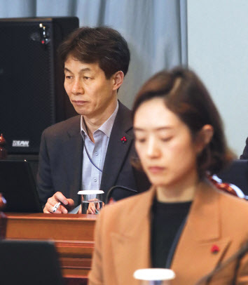 문재인 대통령의 ‘복심’으로 알려진 윤건영 국정기획상황실장은 4·15 총선 출마를 위해 청와대를 떠나 박영선 중소벤처기업부 장관이 불출마를 선언한 서울 구로을 지역구에 나갈 가능성이 큰 것으로 알려졌다. 사진은 지난해 12월 30일 윤건영 국정기획상황실장(뒤)과 고민정 대변인이 청와대에서 열린 수석·보좌관 회의에 참석해 있다. [연합]