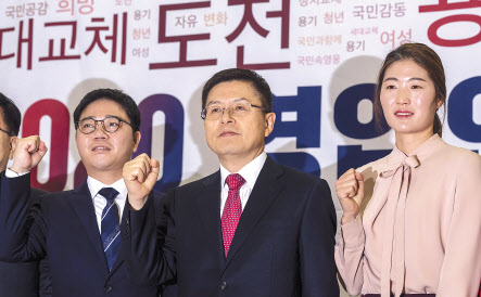 자유한국당은 8일 국회의원회관에서 4·15 총선을 앞두고 탈북자 인권운동가 지성호(39)씨와 ‘체육계 미투 1호’로 알려진 전 테니스 선수 김은희(29)씨를 영입하는 행사를 가졌다. 정희조 기자