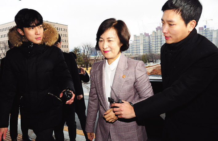 추미애 법무부 장관이 8일 오전 경기도 정부과천청사로 출근하고 있다. 추 장관은 검찰인사와 관련한 기자들의 질문에 미소만 지을 뿐 답변하지 않았다. 박해묵 기자