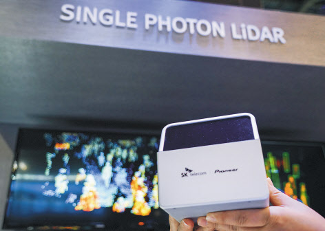 SK텔레콤이 CES 2020 전시 부스에서 공개한 ‘차세대 단일 광자 라이다(LiDAR)’ 시제품