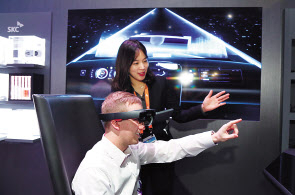 7일 미국 라스베이거스에서 개막한 세계 최대 가전쇼 ‘CES 2020’에서 SKC 구성원이 홀로렌즈 체험방법을 설명하는 모습.[SKC 제공]