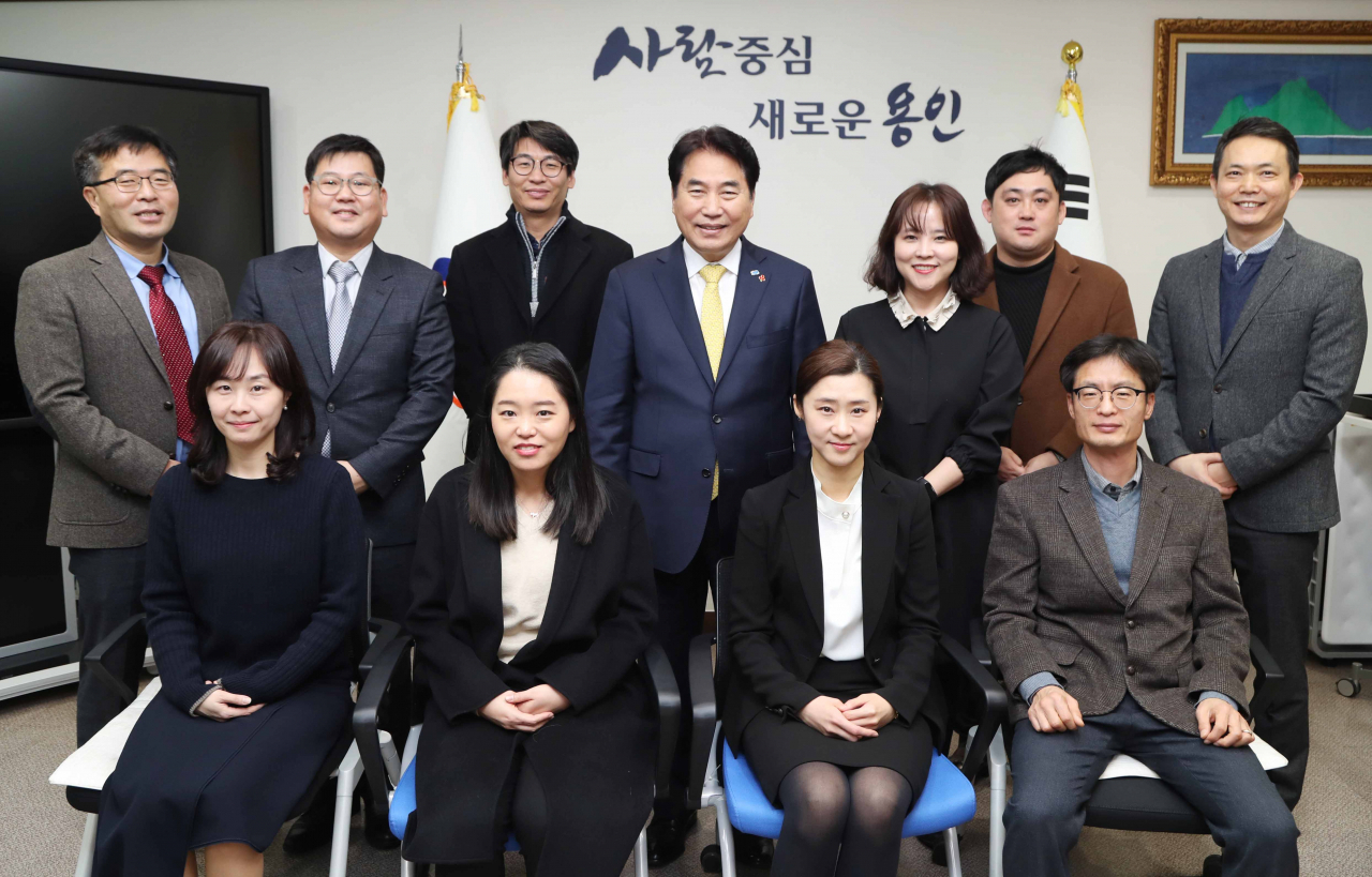 백군기 용인시장은 새로 위촉한 마을세무사들과 기념사진을 찍고 있다. [용인시 제공]