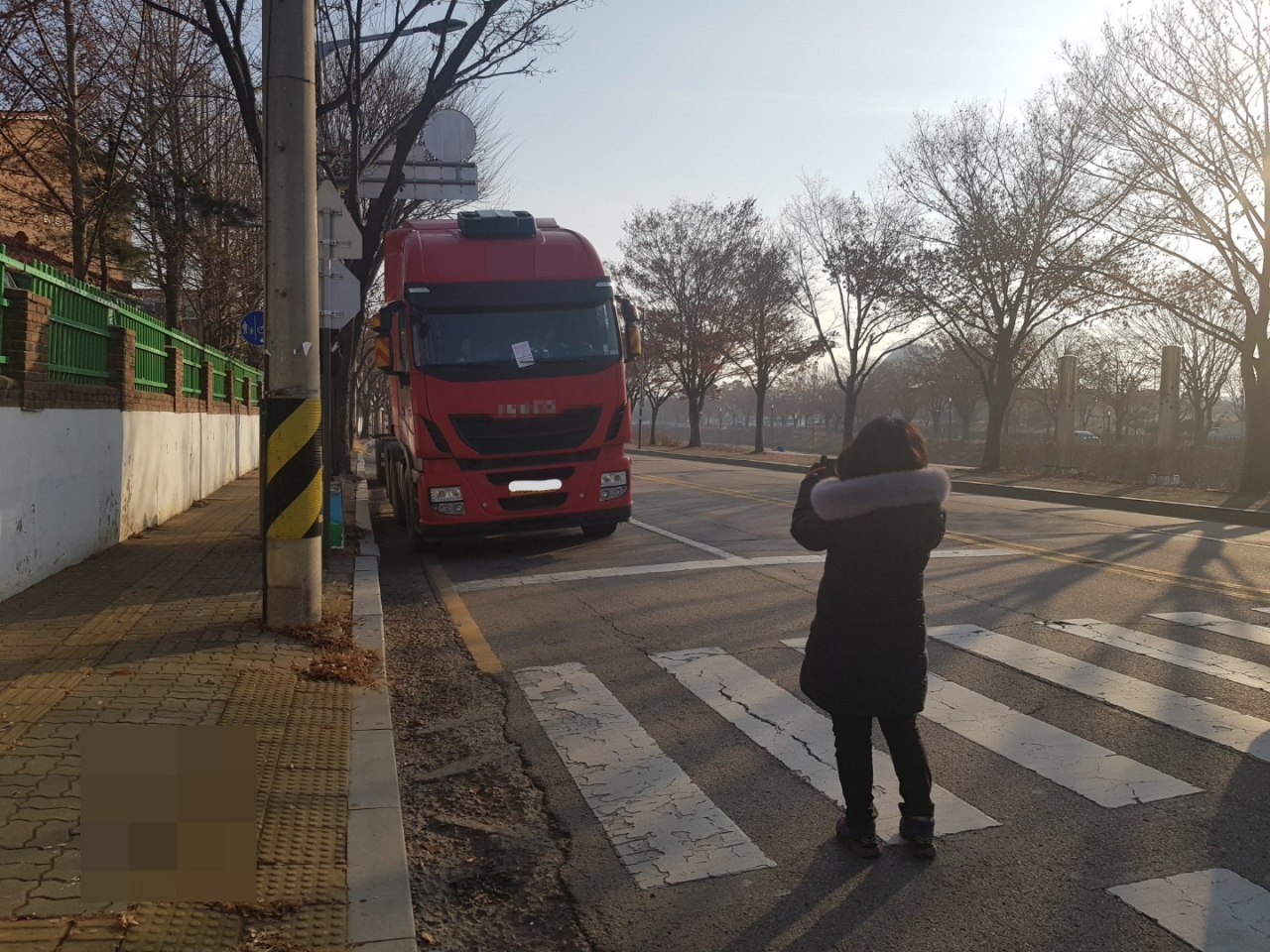 안산시 단원구 출·퇴근길에 불법 주정차된 차량을 단속했다. [안산시 제공]