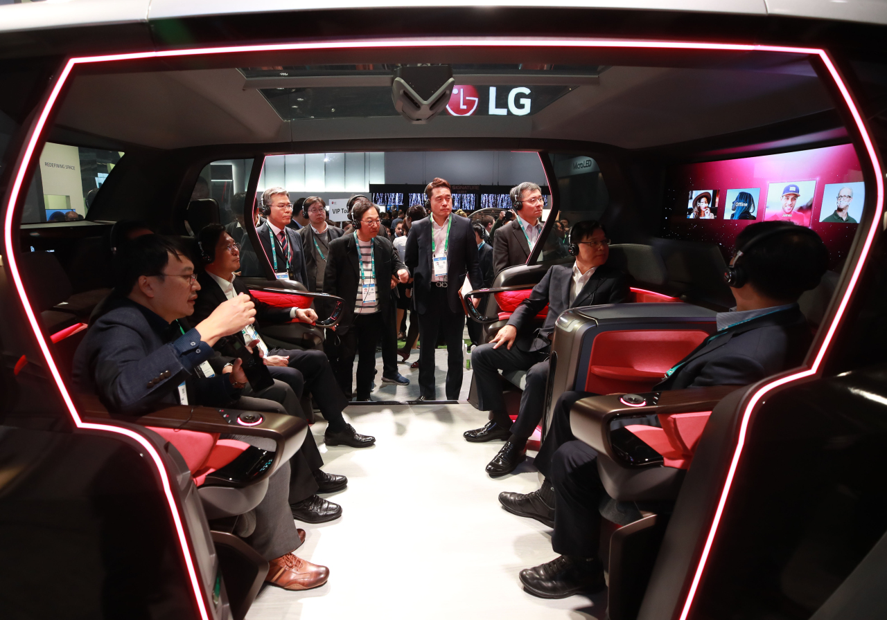 Minister of Industry, Trade and Energy Sung Yoon-mo (second from right) tests out a connected car platform at LG Electronics’ CES 2020 booth at the Las Vegas Convention Center on Tuesday. (Yonhap)