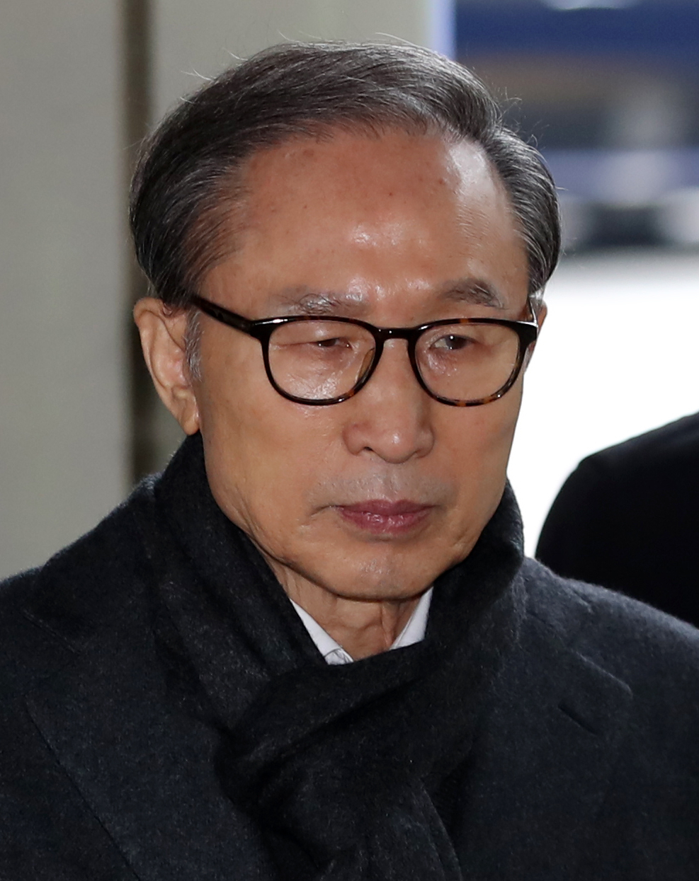 자동차부품업체 다스의 자금을 횡령하고 삼성으로부터 뇌물을 수수한 혐의 등으로 기소돼 1심에서 실형을 선고받은 이명박 전 대통령이 8일 오후 서울 서초구 서울고등법원에서 열린 항소심 결심공판에 출석, 법정으로 향하고 있다. [연합]