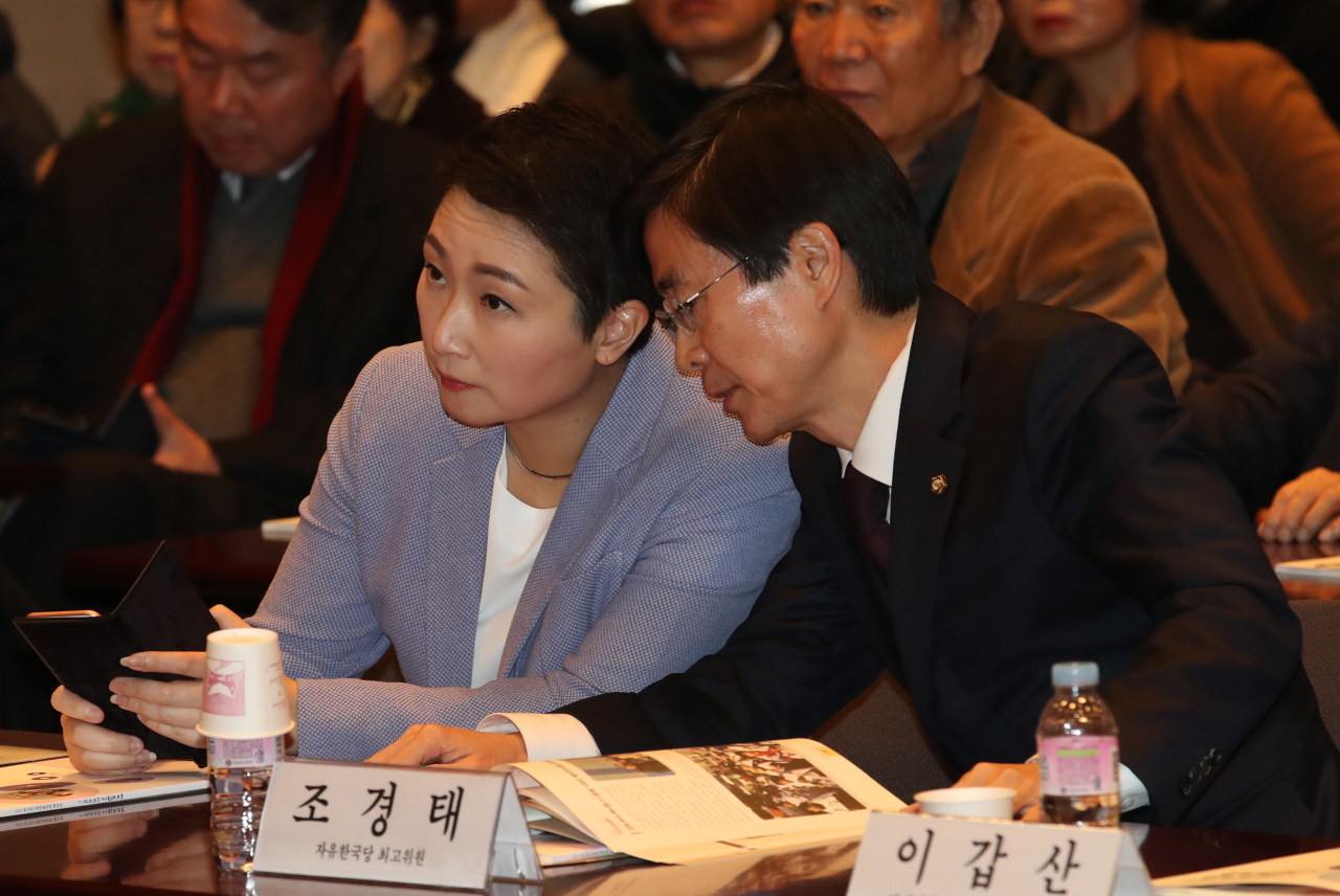 7일 오전 서울 중구 한국프레스센터에서 범시민사회단체연합이 연 2020 시민사회 신년회에서 자유한국당 조경태 의원과 미래를 향한 전진 4.0(전진당) 창당준비위원장인 이언주 의원이 대화하고 있다. [연합]