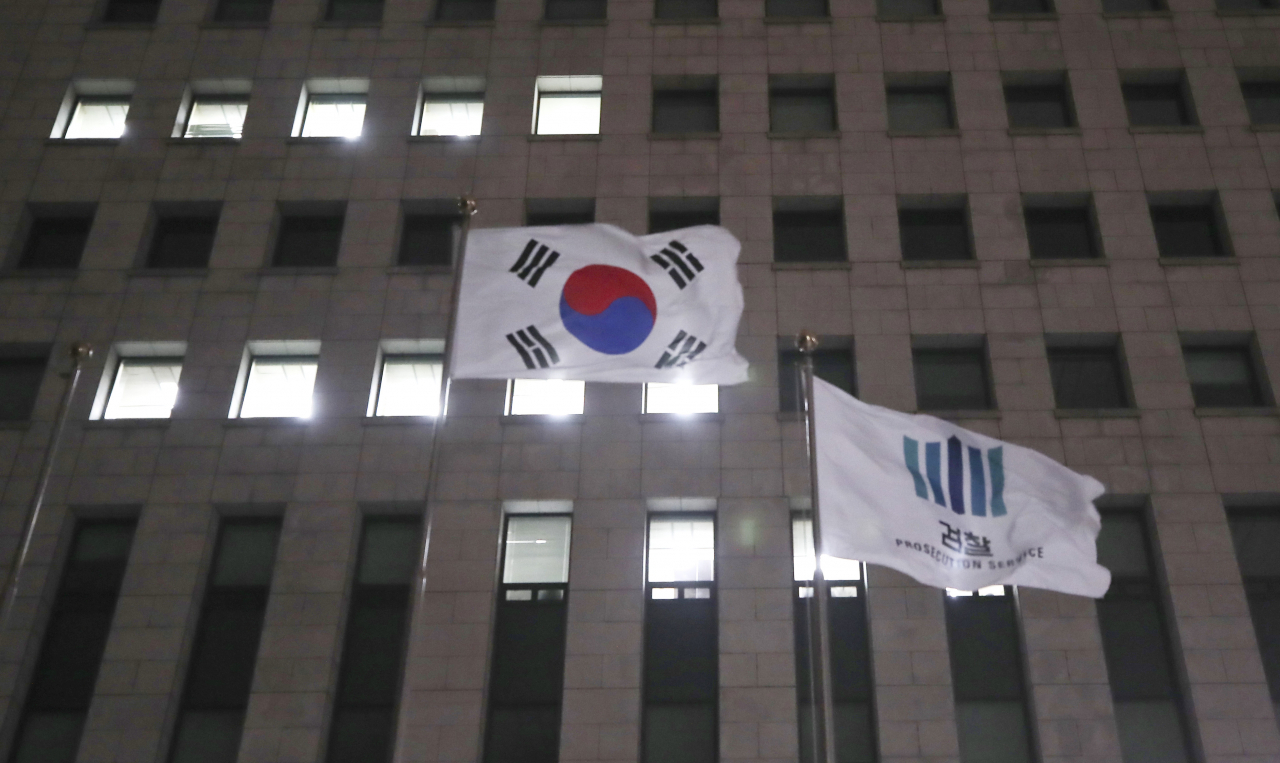 8일 오후 서울 서초동 대검청사가 환하게 불이 켜져 있다. 이날 법무부는 검찰인사위원회를 열고 대검검사급(검사장) 간부 32명의 승진·전보 인사를 오는 13일 자로 단행했다. 청와대의 선거개입·감찰무마 의혹 수사를 지휘하는 한동훈 반부패강력부장과 박찬호 공공수사부장을 비롯해 윤석열 검찰총장의 대검 참모진이 모두 교체됐다. 연합뉴스