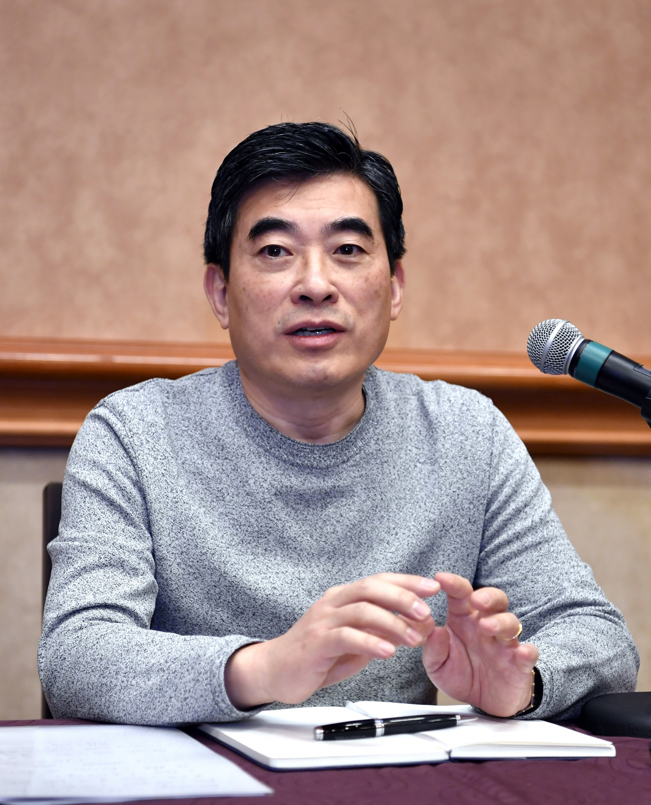 현대자동차그룹 UAM사업부 신재원 부사장은 미국 라스베이거스 만달레이호텔에서 기자들과 만나 UAM 전략을 밝히고 있다. 그는 조직은 작지만, 계열사와 그룹의 역량 등이 경쟁사를 압도한다고 말했다. [현대차 제공]