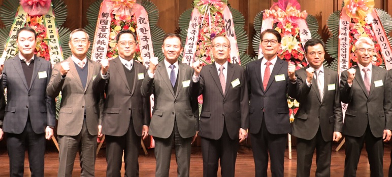 지난 8일 저녁 서울 장충동 호텔신라에서 열린 제지·펄프업계 신년인사회. 왼쪽부터 고려제지 류진호 사장, 대양제지 권영 부회장, 홍원제지 홍순호 사장, 제지연합회 김석만 회장, 깨끗한나라 최병민 회장과 김민환 대표, 한국제지 안재호 사장, 태림페이퍼 이복진 사장. [제지연합회 제공]