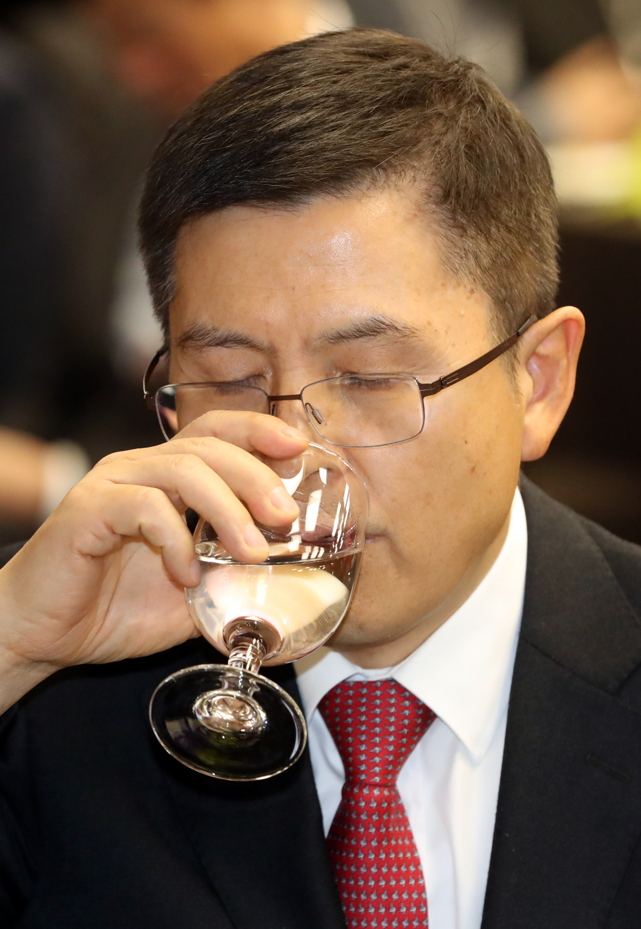 자유한국당 황교안 대표가 8일 서울 세종문화회관에서 열린 2020년 교육계 신년교례회에서 물을 마시고 있다. [연합]