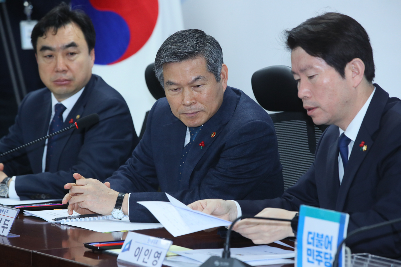 이인영 더불어민주당 원내대표(오른쪽)와 정경두 국방부 장관이 9일 국회 의원회관에서 열린 '군사시설 보호구역 해제 및 완화'를 위한 당정협의회에 참석, 대화하고 있다. [연합]
