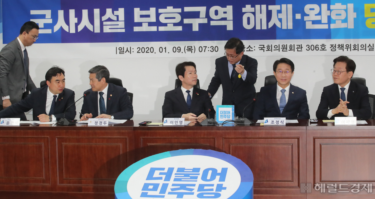 군사시설 보호구역 해제.완화 당정협의가 9일 국회에서 열렸다. 이 자리에는 정경두 국방부장관, 이재명 경기도지사 그리고 당에서는 이인영 민주당 원내대표,조저익 정책위의장등이 참석하였다. 정희조 기자/checho@heraldcorp.com