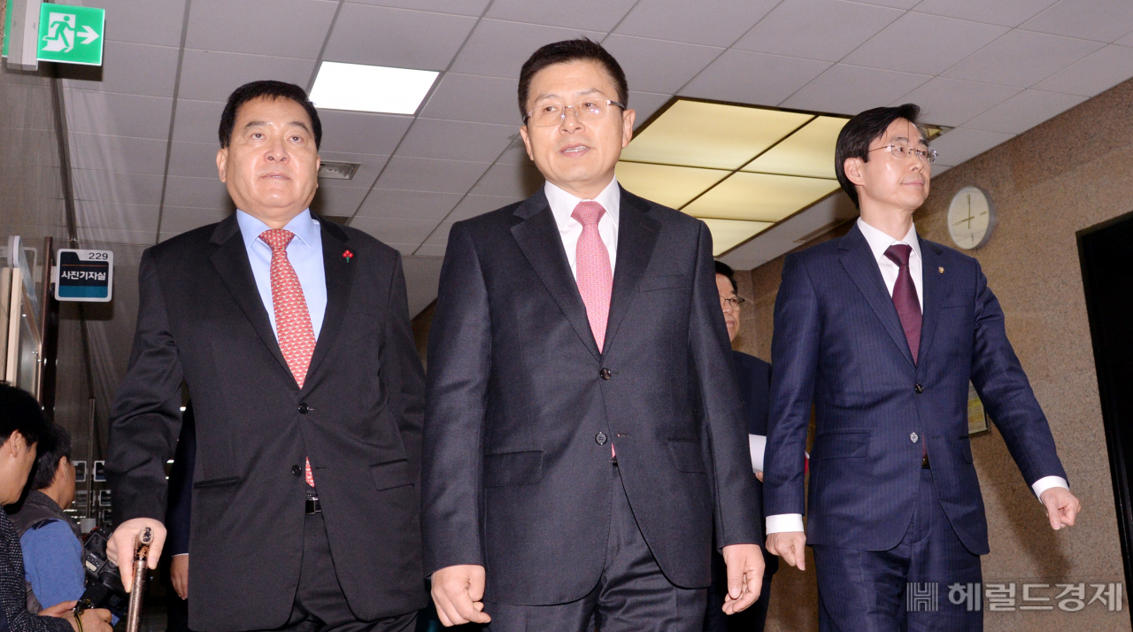 황교안 자유한국당 대표가 9일 국회에서 최고위원회의를 하고 있다. 황대표는 8일 있었던 검찰인사에 "사화에 가까운 숙청"이라며 문재인 실정을 덮기위한 참혹한 인사라고 맹비난을 하였다. 정희조 기자/checho@heraldcorp.com