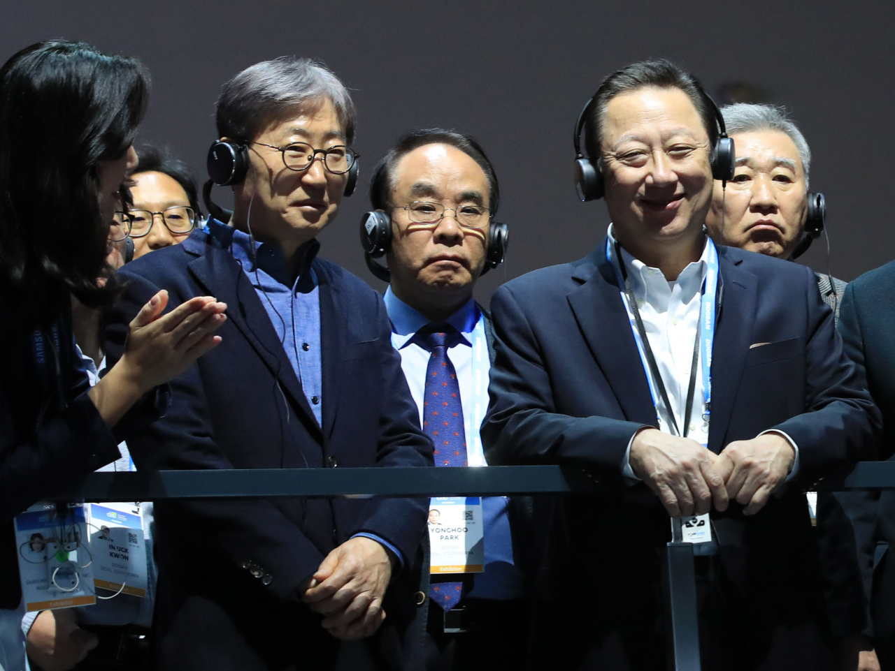세계 최대 가전·정보기술(IT) 전시회 'CES(Consumer Electronics Show) 2020'가 열린 8일(현지시간) 미국 네바다주 라스베이거스 컨벤션센터 삼성전자 부스에서 박용만 대한상공회의소 회장(앞줄 오른쪽)과 윤부근 삼성전자 부회장(앞줄 왼쪽)이 웨어러블 보행 보조 로봇 '젬스(GEMS)를 보고 있다. [연합[