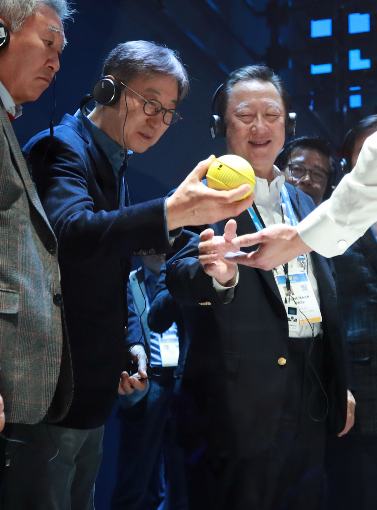 세계 최대 가전·정보기술(IT) 전시회 'CES(Consumer Electronics Show) 2020'가 열린 8일(현지시간) 미국 네바다주 라스베이거스 컨벤션센터 삼성전자 부스에서 박용만 대한상공회의소 회장(오른쪽)과 윤부근 삼성전자 부회장이 첨단 하드웨어와 인공지능 기술을 결합한 지능형 컴패니언 로봇 '볼리'를 살피고 있다. [연합]