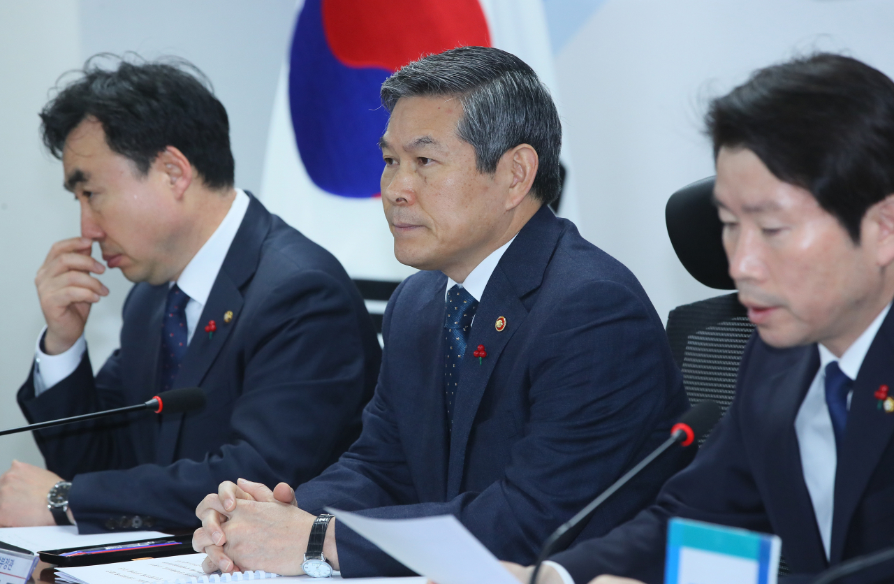 정경두 국방부 장관(가운데)이 9일 국회에서 열린 당정협의에 참석하고 있다.[연합]