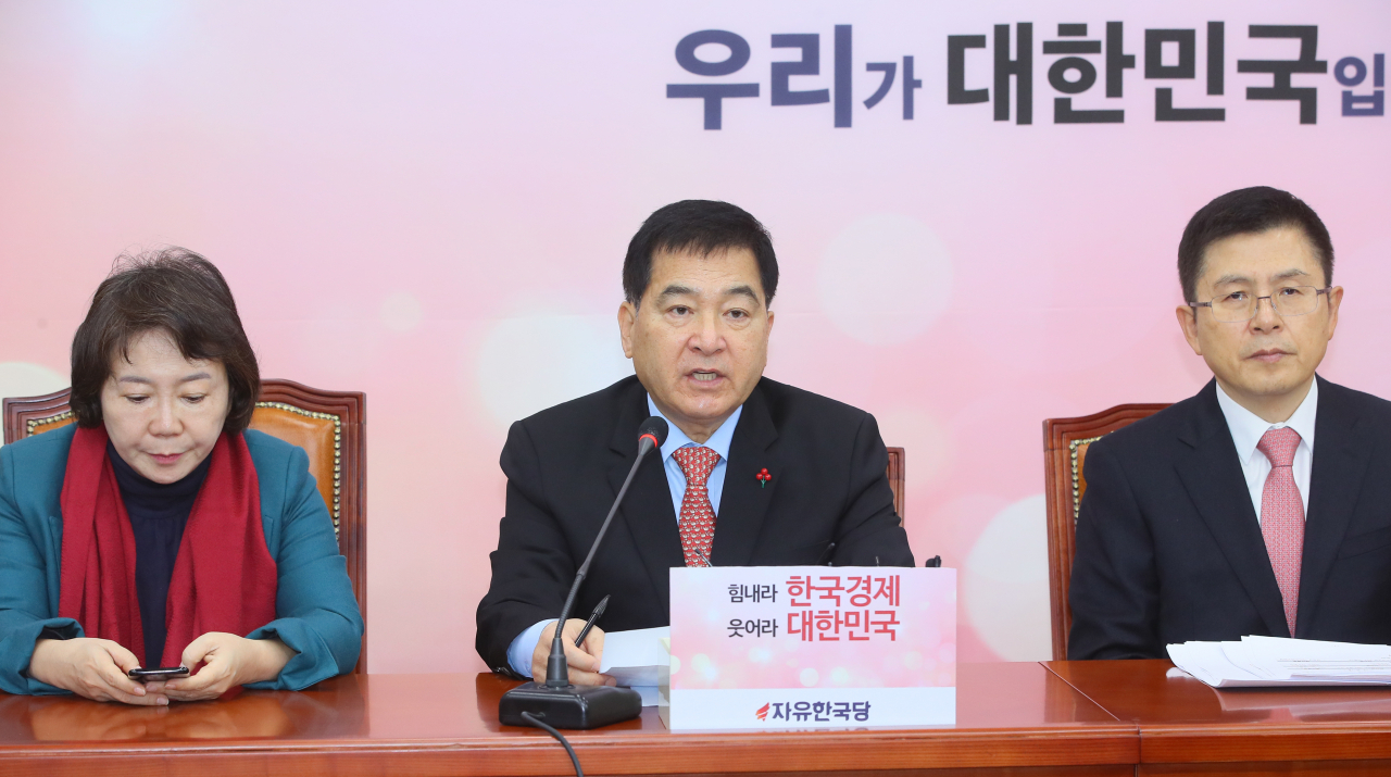 자유한국당 심재철 원내대표(가운데)가 9일 국회에서 열린 최고위원회의에서 발언하고 있다. [연합]